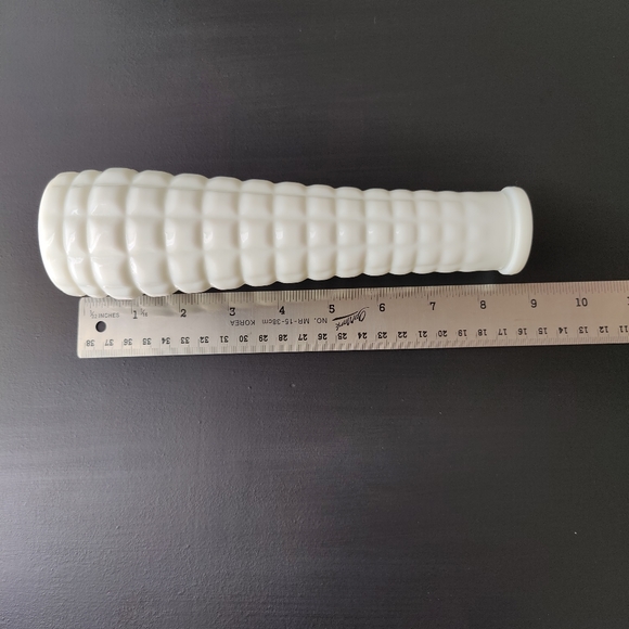 Vintage | EO Brody milk glass bud vase | geometric pattern - Picture 5 of 9
